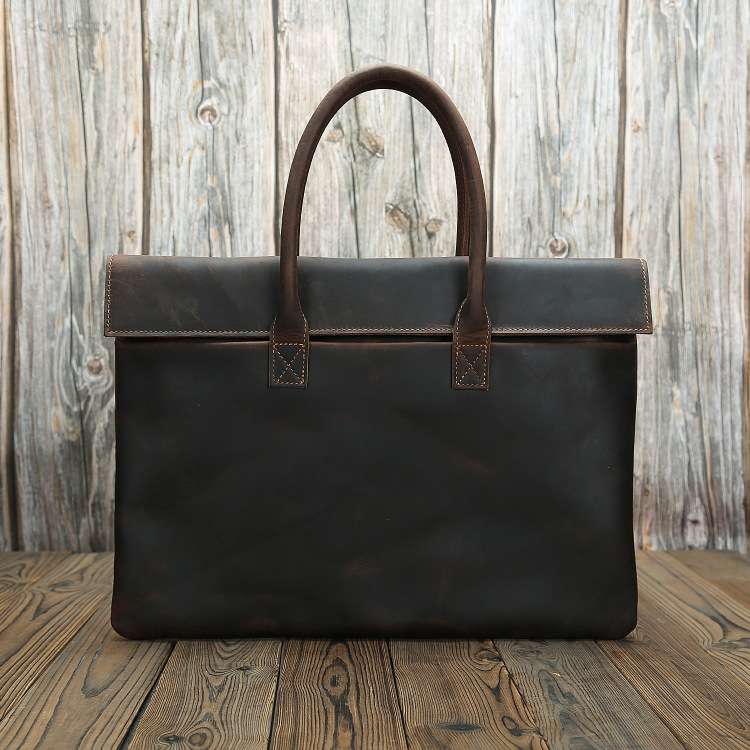 至高の職人技が息づく本革ブリーフケース