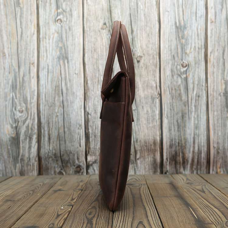 至高の職人技が息づく本革ブリーフケース