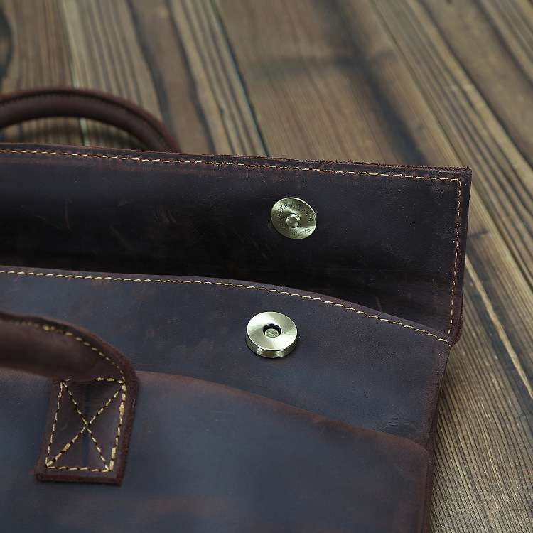 至高の職人技が息づく本革ブリーフケース