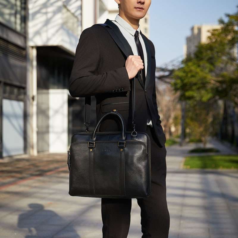 ビジネスバッグ 洗練されたビジネスマンの必需品