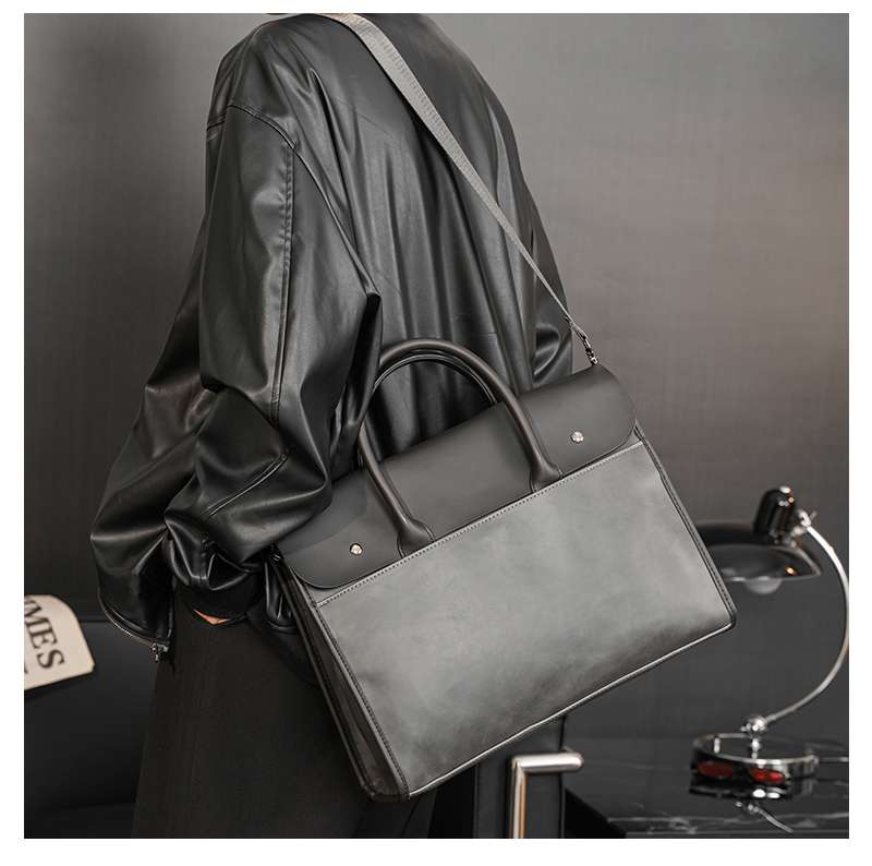 高級感漂う二色使いビジネスバッグ