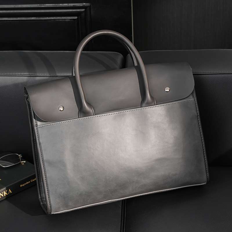 高級感漂う二色使いビジネスバッグ