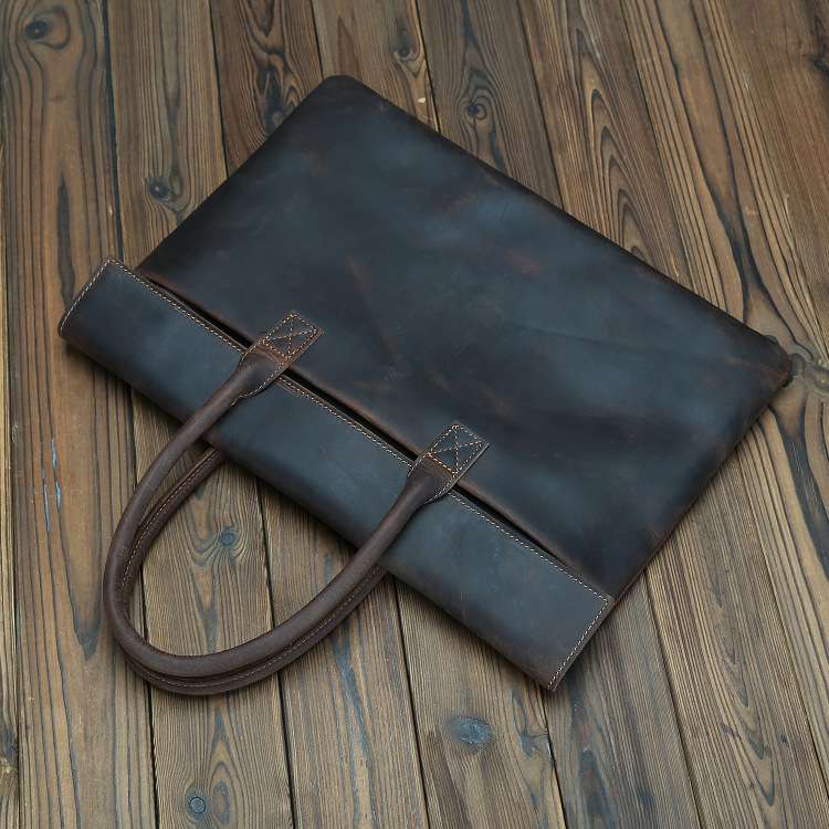 至高の職人技が息づく本革ブリーフケース