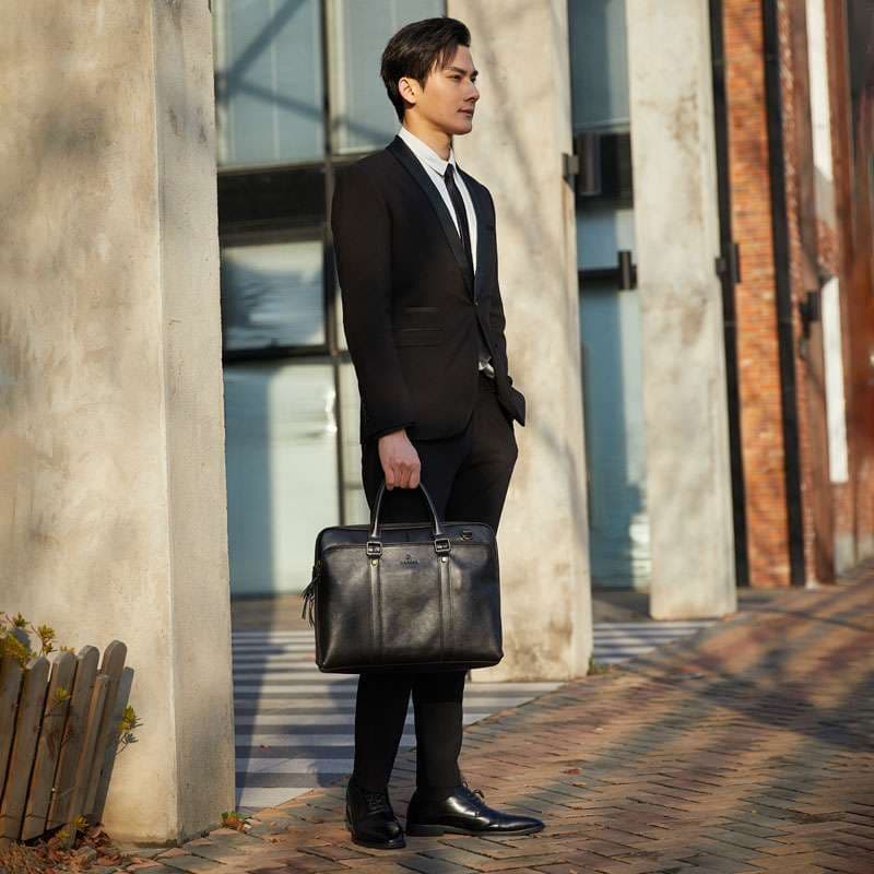ビジネスバッグ 洗練されたビジネスマンの必需品