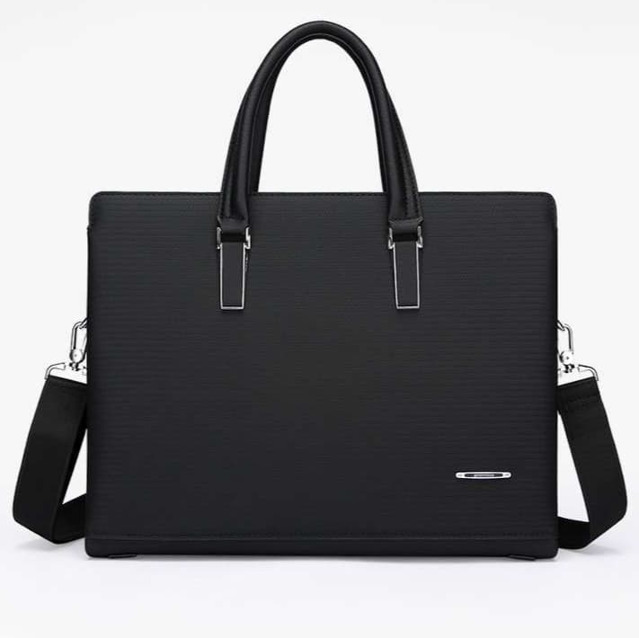 上品な紳士のビジネスブリーフケース